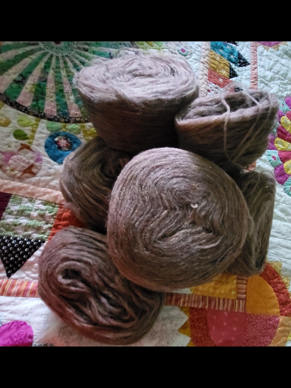 HONER OCH EIR NUTIDEN Unspun Wool Yarn Bundle in Natural Brown 650g